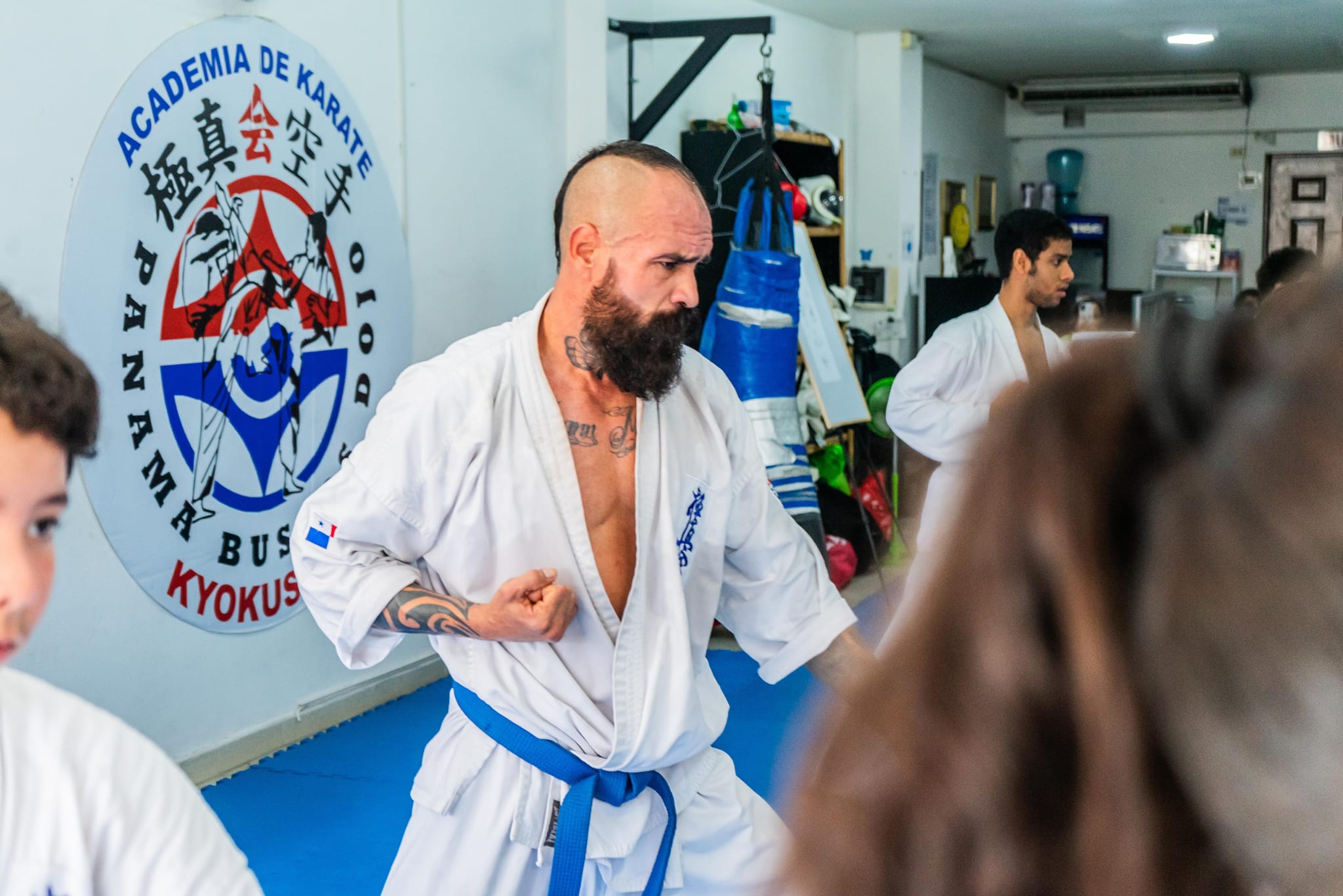 Alumnos del Bustos Dojo entrenando en el tatami