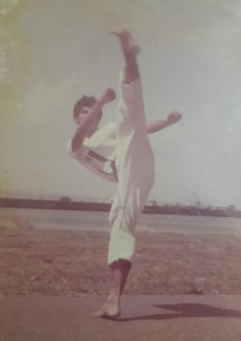 El Shihan Jorge Bustos en su juventud ejecutando una patada alta